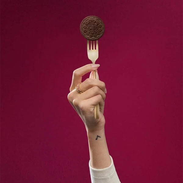 OREO x Selena Gomez Chocolate Sandwich Cookies w/ Cinnamon Creme Filling (303g) Limited Edition - Image 5